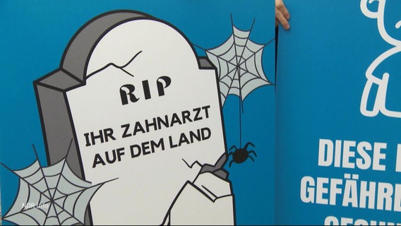 Ein Protestschild auf dem steht: RIP, Zahnärzte auf dem Land. © Screenshot 