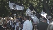 Anhänger der Reichsbürgerbewegung schwenken "Reichsflaggen". © Screenshot 
