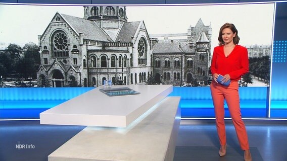 Romy Hiller moderiert NDR Info. © Screenshot 
