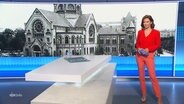 Romy Hiller moderiert NDR Info. © Screenshot 