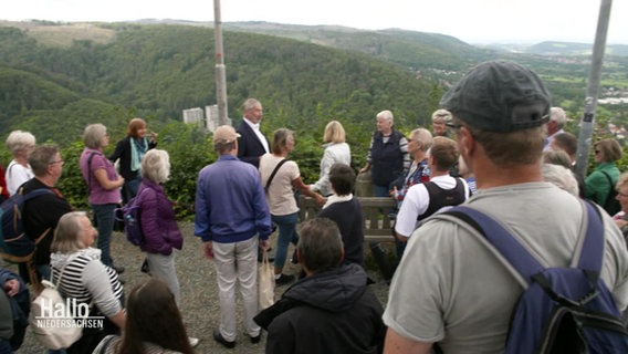 Bürgermeister Ralf Abrahms bei einer Stadtführung von interessierten Senioren durch Bad Harzburg. © Screenshot 