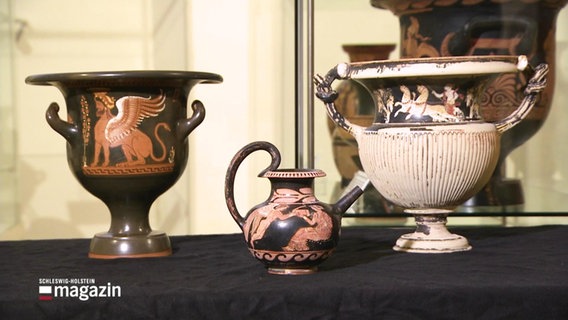 Drei antike, italienische Vasen. © Screenshot 