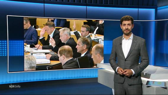 Daniel Anibal Bröckenhoff moderiert NDR Info 21:45. © Screenshot 