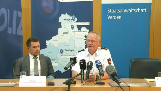 Thomas Kues von der Polizei Diepholz bei einer Pressekonferenz. © Screenshot 