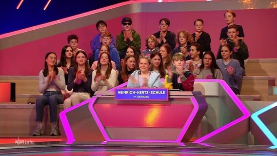 Die Klasse 7F der Heinrich-Hertz-Schule bei der KiKA-Quiz-Show. Quelle: KiKa. © Screenshot 