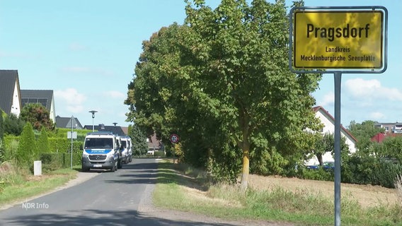 Das Ortsschild von Pragsdorf, dahinter Einsatzwagen der Polizei. © Screenshot 