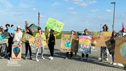 Jugendliche nehmen am globalen Klimastreik teil. © Screenshot 