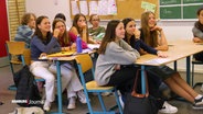 Schüler_innen der 7F der Heinrich-Hertz Schule in einem Klassenzimmer. © Screenshot 