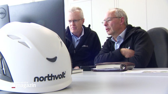Mitarbeiter der Firma Northvolt sitzen an einem Tisch in einem Bürocontainer. © Screenshot 