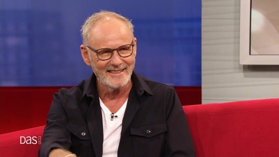 Reinhold Beckmann bei DAS! auf dem Roten Sofa © Screenshot 