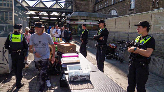 Einsatzkräfte der Polizei beenden eine Verteilaktion am Hamburger Hauptbahnhof. © Screenshot 
