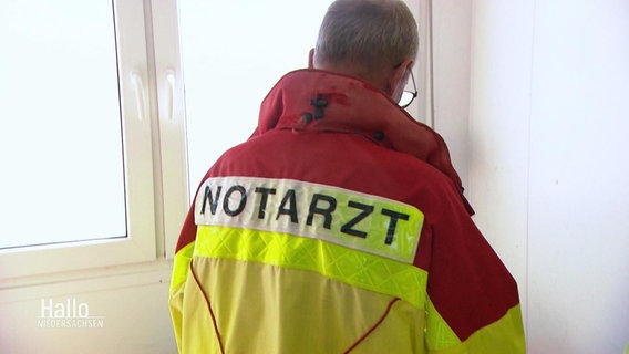 Ein Notarzt bei einem Einsatz. © Screenshot 