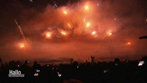 Buntes Feuerwerk erleuchtet einen Nachthimmel. © Screenshot 
