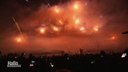 Buntes Feuerwerk erleuchtet einen Nachthimmel. © Screenshot 