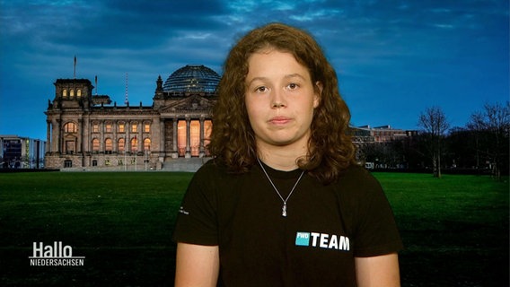 Eine junge Frau steht vor dem deutschen Bundestag. © Screenshot 