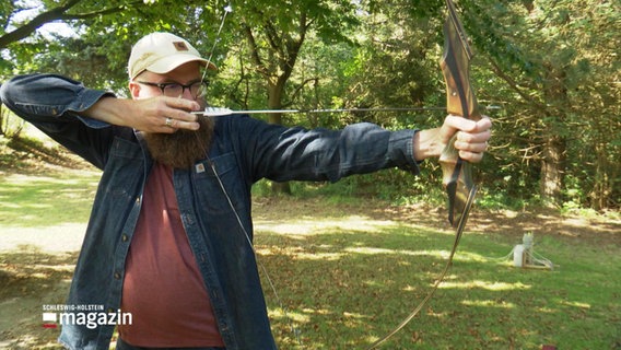 Ein Mann schießt mit Pfeil und Bogen. © Screenshot 