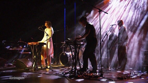Mehrere Musiker*innen performen auf einer Bühne. © Screenshot 