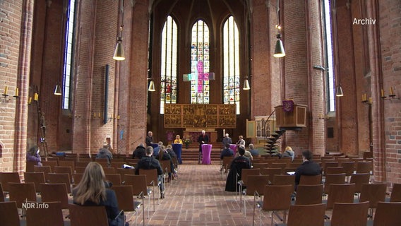 Das Innere einer Kirche mit Blick auf den Altar. © Screenshot 
