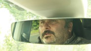 Der Taxifahrer Ivan Vasiljevic im Rückspiegel seines Autos. © Screenshot 