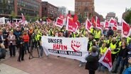 Demonstrierenden halten ein Plakat mit der Aufschrift "Unser Hafen, nicht Euer Casino". © Screenshot 