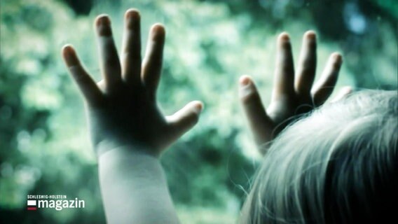 Kinderhände drücken gegen ein Fenster. © Screenshot 
