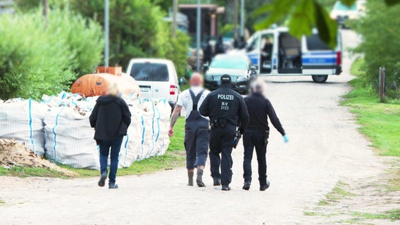 Ein Skinhead wird von Polizisten abgeführt. © Screenshot 