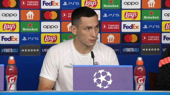 Fußballspieler Schachtar Donezk bei einer Pressekonferenz. © Screenshot 