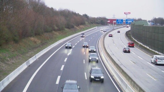 Weitaufnahme fahrender Autos auf der Autobahn. © Screenshot 