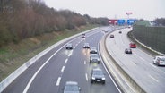 Weitaufnahme fahrender Autos auf der Autobahn. © Screenshot 