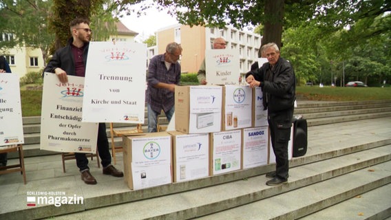 Ehemalige Heimkinder halten eine Mahnwache vor dem Landtag in Kiel. © Screenshot 