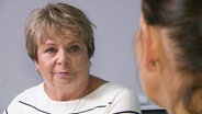 Mignon Schwenke vom Kinderschutzbund Greifswald blickt in die Kamera. Eine zweite Frau interviewt sie. © Screenshot 