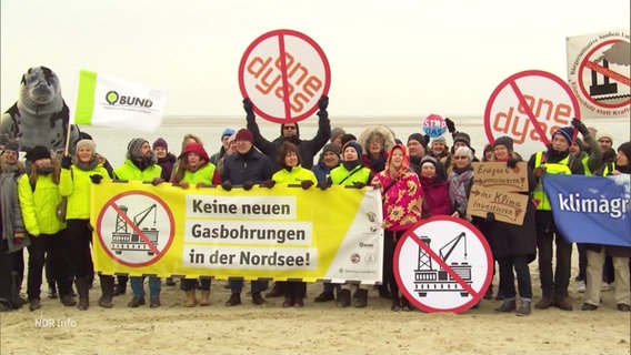 Demonstrierende gegen Gasbohrungen in der Nordsee. © Screenshot 