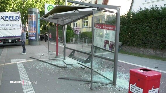 Blick auf eine komplett demolierte Bushaltestelle bei der das Fensterglas nach einer LKW-Kollision zersplittert auf dem Gehweg herumliegt. © Screenshot 