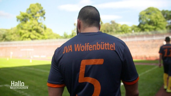 Der Rücken einer Person im Fußballtrikot der JVA Wolfenbüttel. © Screenshot 