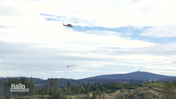 Ein Helikopter über den Bergen des Harz. © Screenshot 