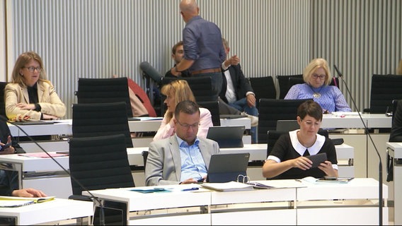 Blick in den Schweriner Landtag: die Abgeordneten sitzen in ihren Reihen. © Screenshot 