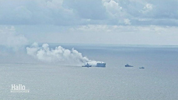 Kleinere Schiffe nähern sich einem brennendem Containerschiff. © Screenshot 