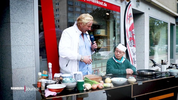 Dave Hänsel kocht mit fachkundiger Unterstützung eine japanische Ramen-Suppe. © Screenshot 