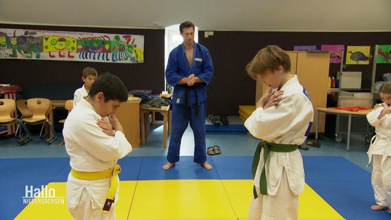 Zwei Jungen stehen sich beim Judo-Training gegenüber. © Screenshot 