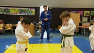 Zwei Jungen stehen sich beim Judo-Training gegenüber. © Screenshot 