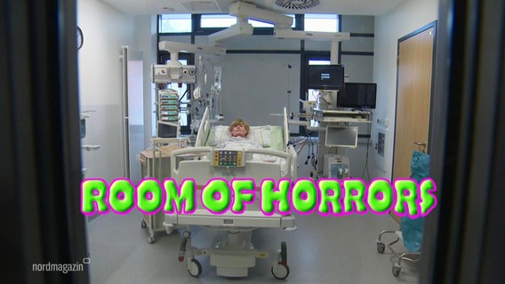 Ein Übungsraum für Pfleger einer Notaufnahme, in grün-lilanem Schriftzug steht "Room of Horrors" darunter. © Screenshot 