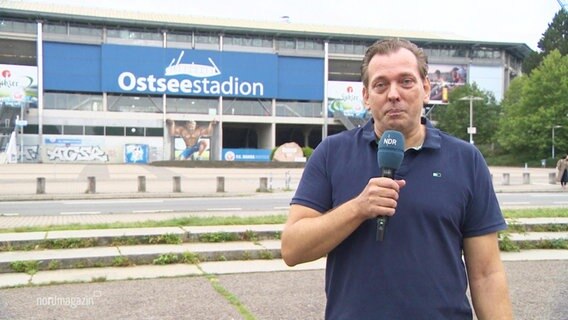 Reporter Jan Didjurgeit steht vor dem Ostseestadion. © Screenshot 
