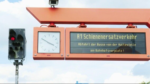 Eine Bahnanzeige auf der  Schienenersatzverkehr angekündigt wird. © Screenshot 