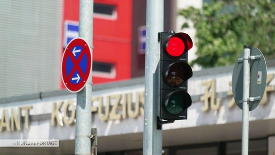 Eine rote Ampel in Hamburg. © Screenshot 