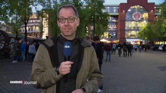 Sportreporter Jörg Naroska berichtet live vorm Millerntorstadion. © Screenshot 