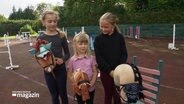 Drei junge Hobby-Horserinnen mit ihrem Steckenpferden. © Screenshot 