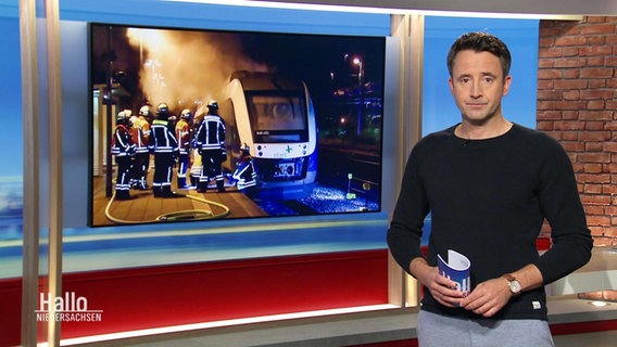 Moderator Jan Starkebaum steht im Studio. © Screenshot 
