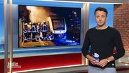Moderator Jan Starkebaum steht im Studio. © Screenshot 