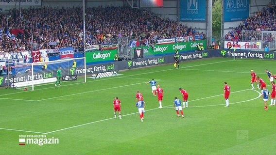 Auf einem Fußballfeld wird ein Freistoß ausgeführt. © Screenshot 