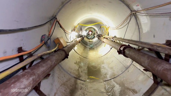 Ein schmaler Tunnel einer Kanalisation. © Screenshot 